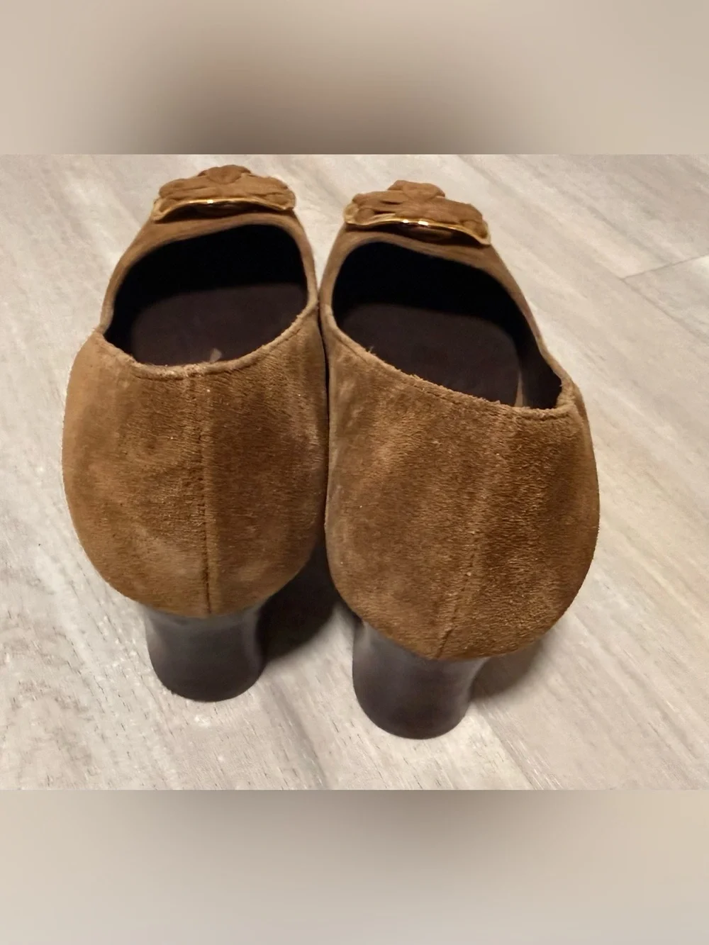Tory Burch Brown Suede Ballet Flats Women’s Size 8M Gold Logo Medallion Shoes